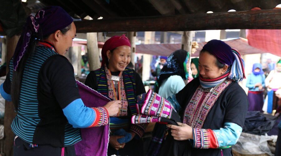 Ethnic wonmen in Meo Vac Market
